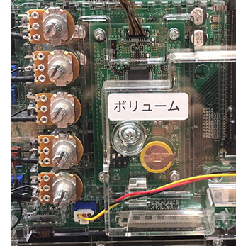 ボリュームの位置は実機により様々な箇所にございます。